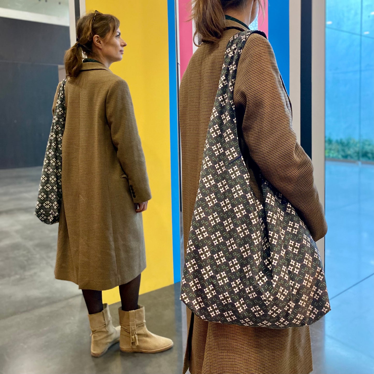 <img src=sac-hobo-porte-a-l-epaule-par-modele-debout-de-trois-quart-dos-devant-un-miroir-avec-son-reflet.jpeg"