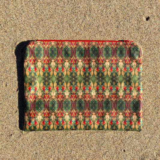 Extérieur face de la trousse HORTA - tissu imperméable - posé sur le sable