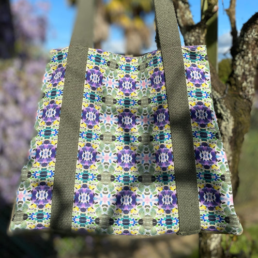 [html] <img src= »cabas-girofle-accroche-dans-un-arbre-par-les-deux-sangles-kaki-vue-cote-exterieur-motif-girofle_jpg » /> [/html]