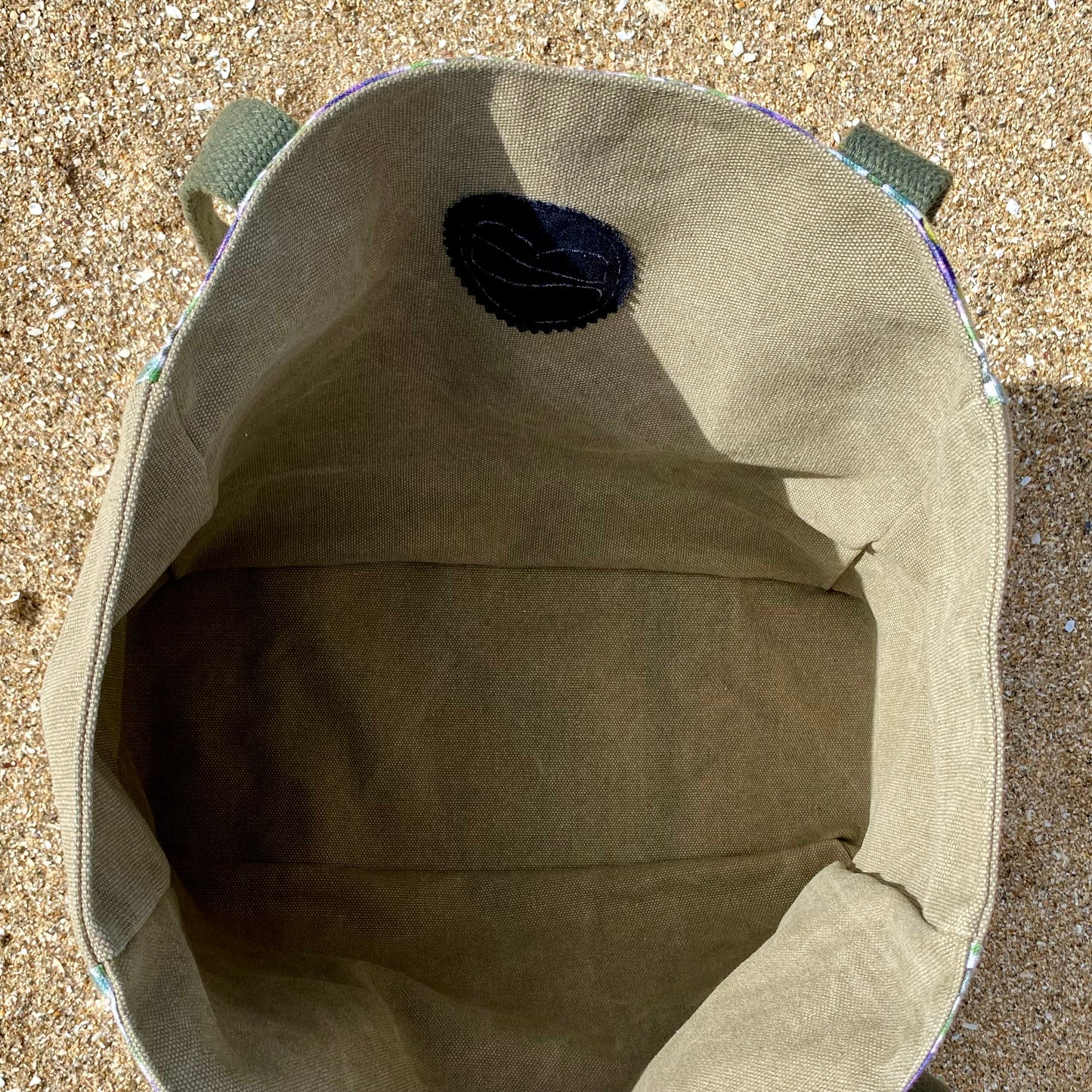 [html] <img src= » cabas-girofle-plan-large-vue-de-haut-interieur-kaki-avec-logo-sezambre-pose-sur-sable-plage_jpg » /> [/html]