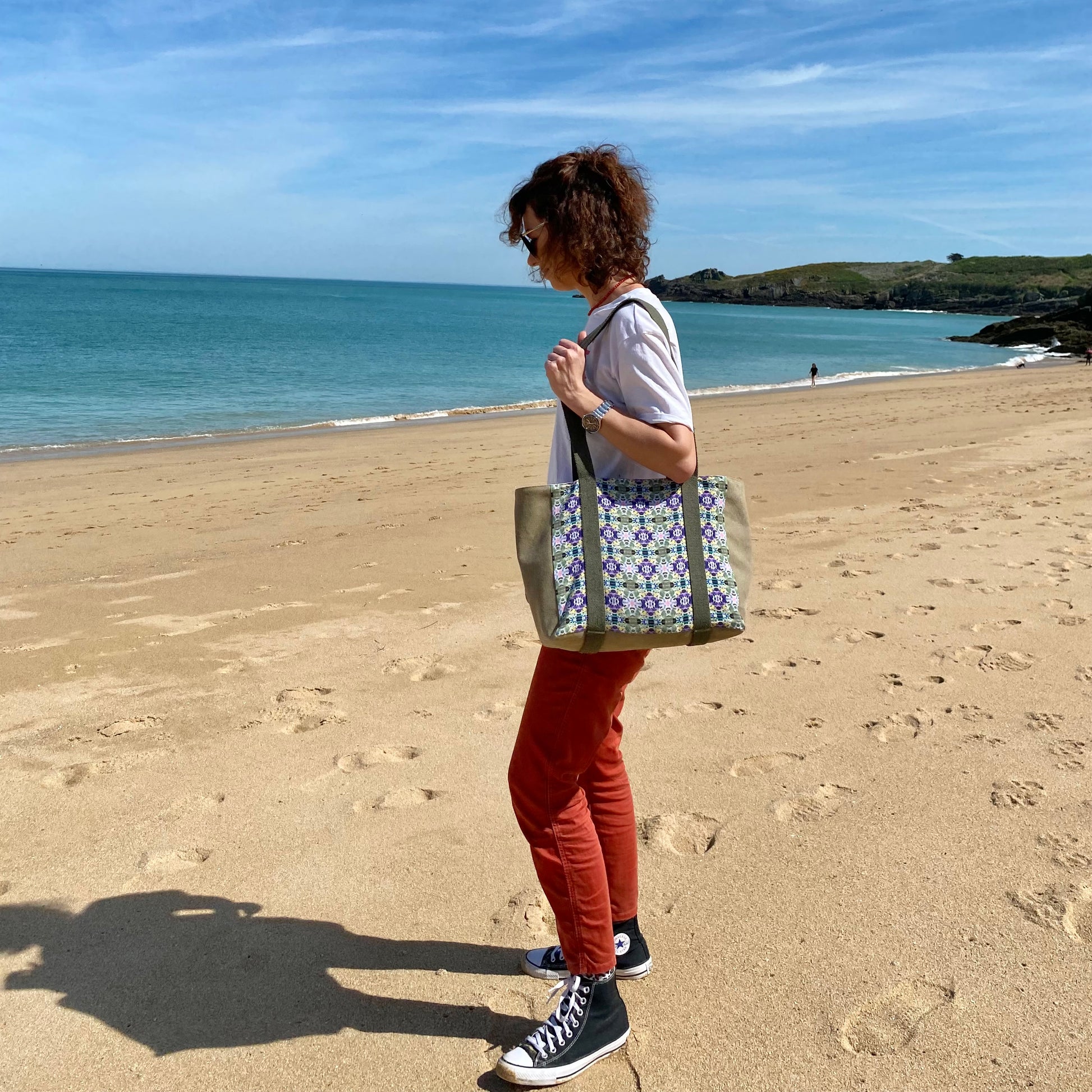 [html] <img src= » cabas-girofle-porte-a-l-epaule-gauche-par-modele-avec-tee-shirt-blanc-et-pantalon-slim-brique-en-converse-noir-sur-la-plage-du-figuier_jpg » /> [/html]