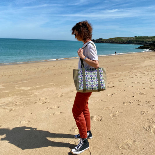 [html] <img src= » cabas-girofle-porte-a-l-epaule-gauche-par-modele-avec-tee-shirt-blanc-et-pantalon-slim-brique-en-converse-noir-sur-la-plage-du-figuier_jpg » /> [/html]