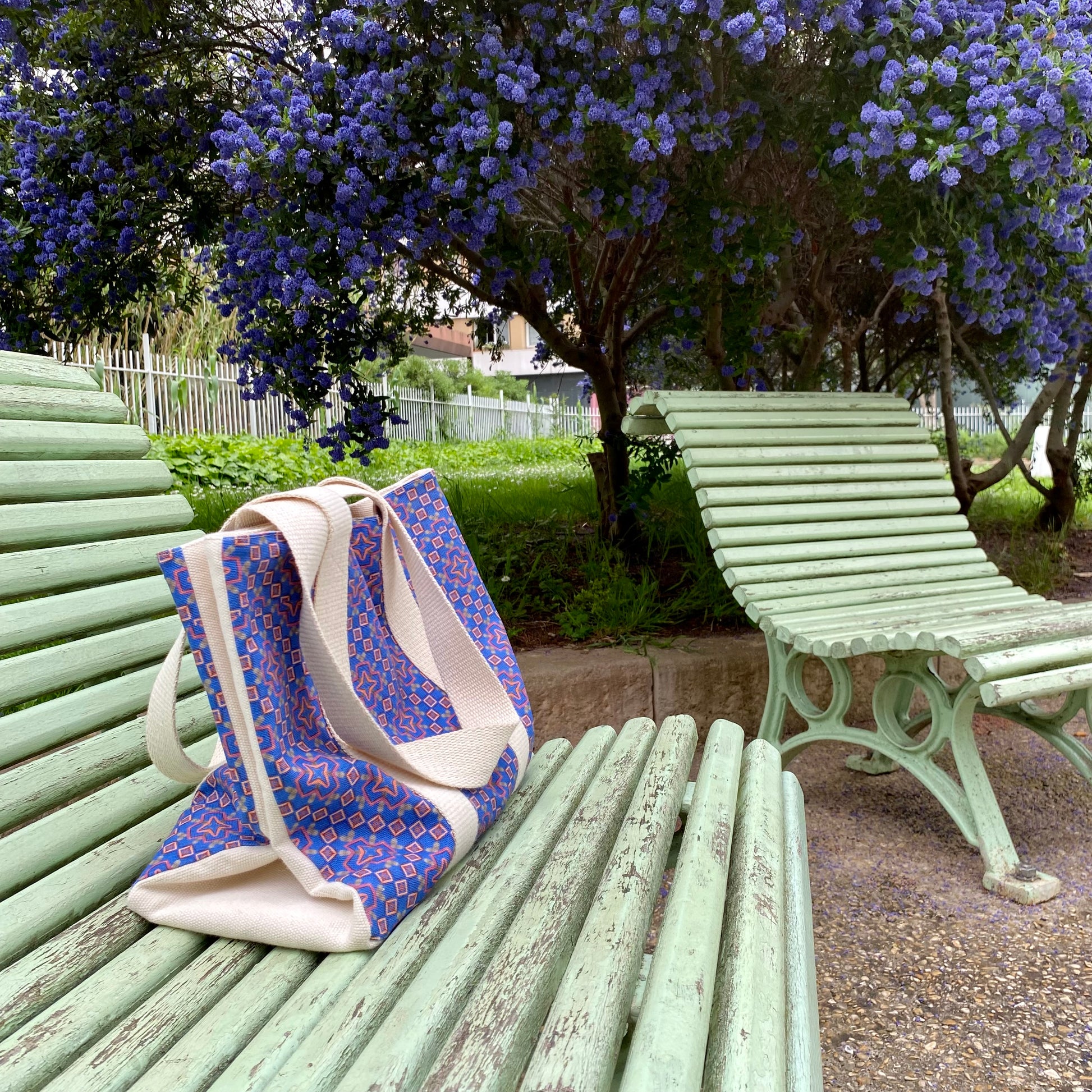 [html] <img src= »cabas-guildo-presentation-oblique-exterieur-motif-sangle-pose-banc-pastel-bois-use» /> [/html]