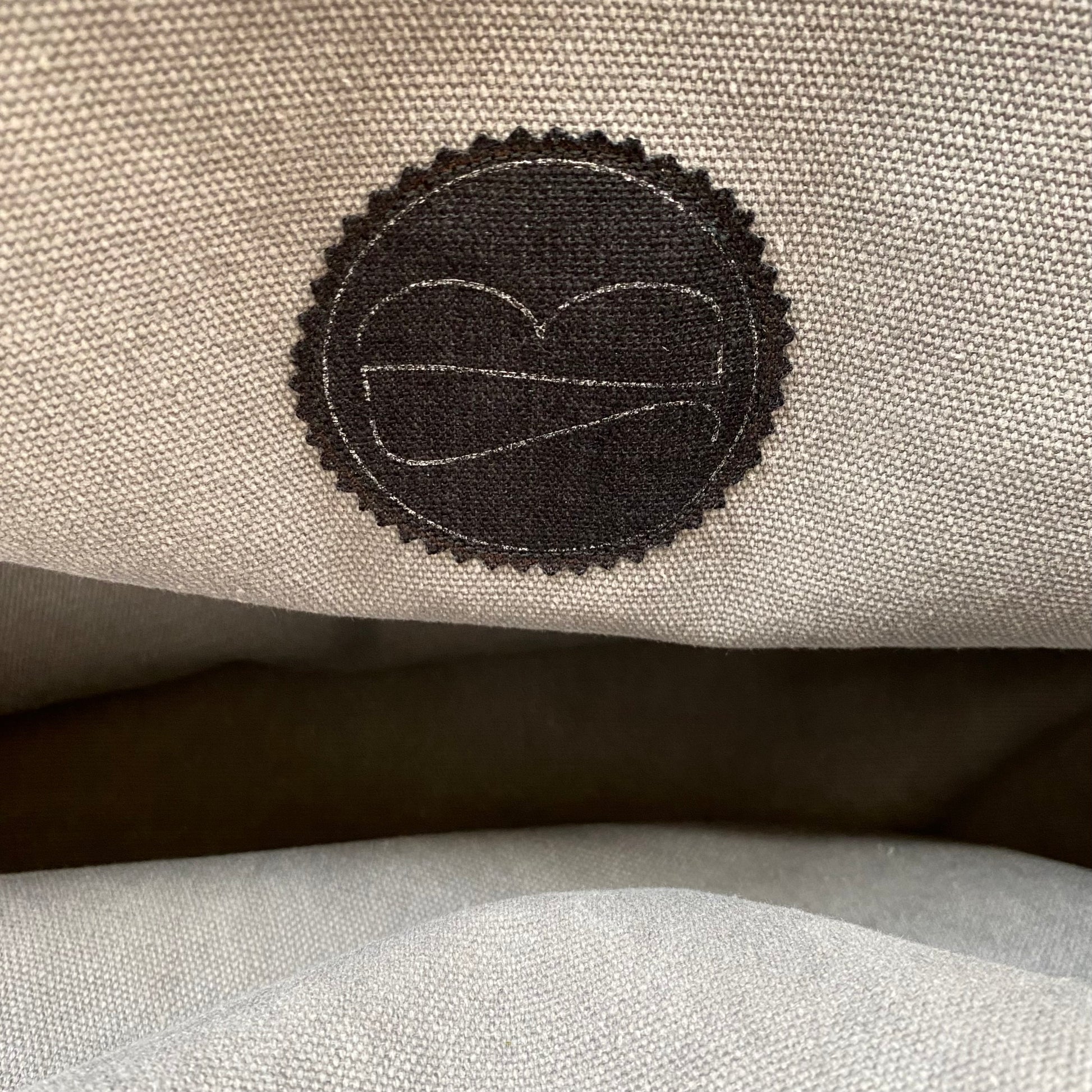 [html] <img src= »grand-cabas-agapanthe-interieur-gris-denim-logo-sezambre_jpg» /> [/html]