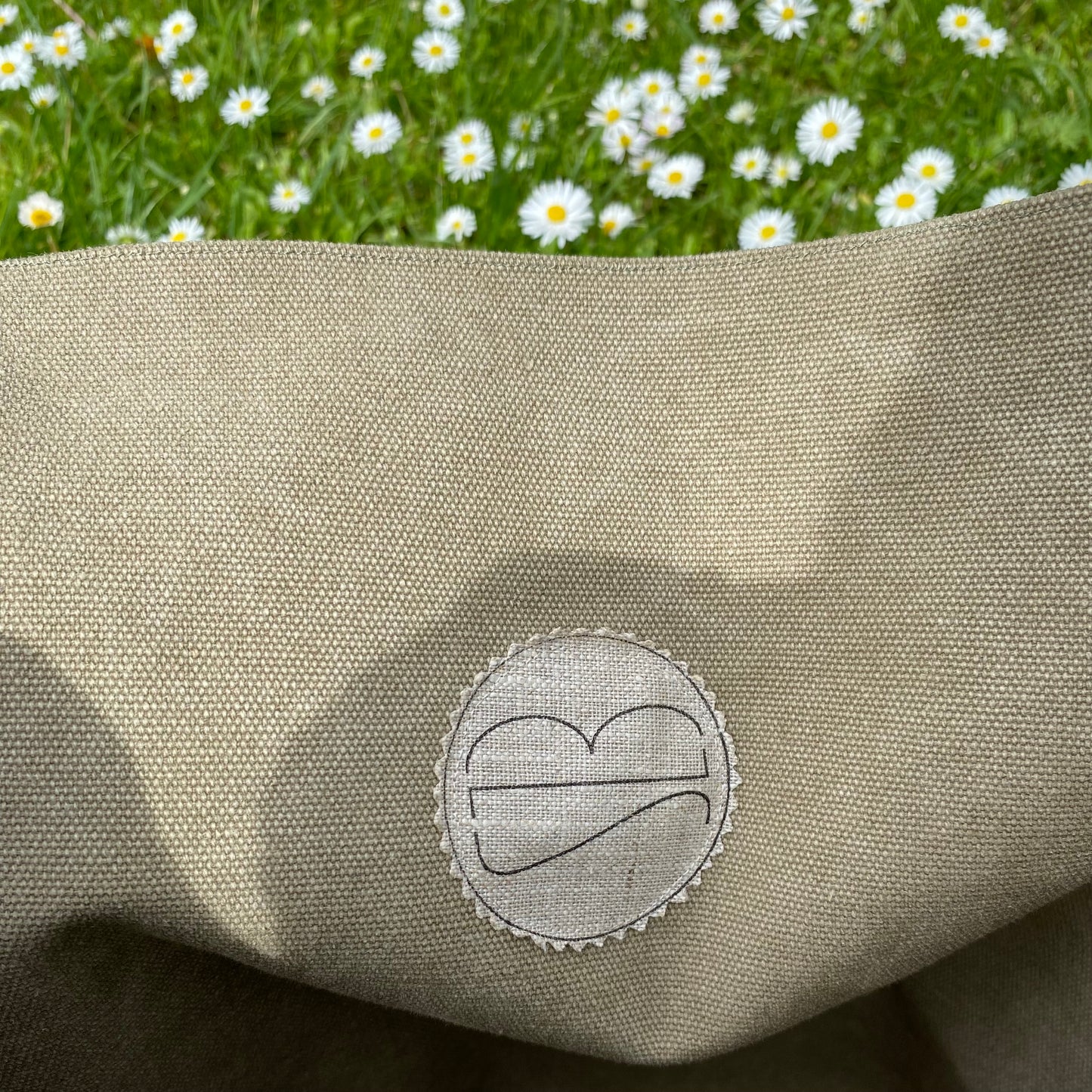 [html] <img src= » grand-cabas-girofle-pose-sur-l-herbe-fleurie-de-paquerettes-vue-de-haut-interieur-kaiki-denim-et-logo-sezambre_jpg » /> [/html]