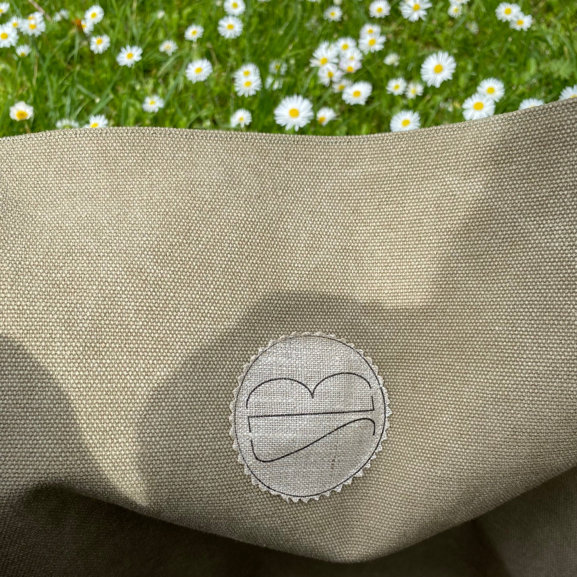 [html] <img src= » grand-cabas-girofle-pose-sur-l-herbe-fleurie-de-paquerettes-vue-de-haut-interieur-kaiki-denim-et-logo-sezambre_jpg » /> [/html]