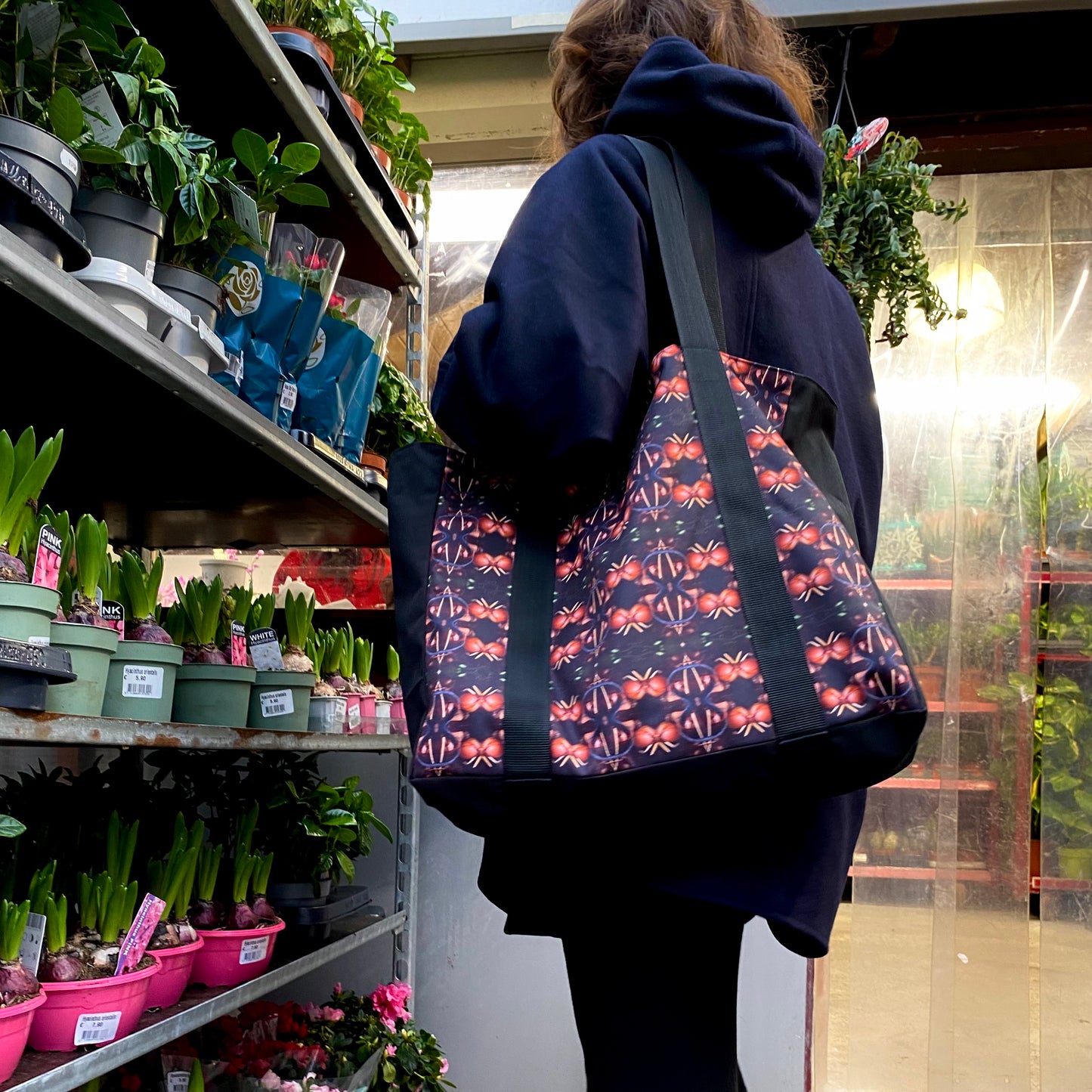 [html] <img src= »grand_cabas-balane-porte-a-l-epaule-par-modele-qui-regarde-des-plantes-exotiques-vertes-dans-un-magasin-de-plantes-du-quartier-chinois-gros-plan_jpeg» /> [/html]