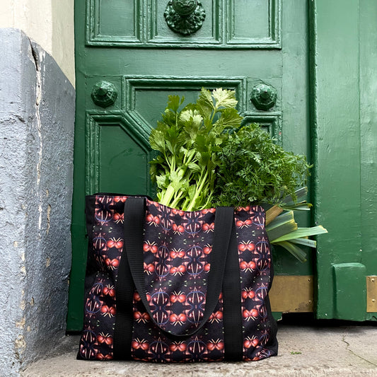 [html] <img src= »grand_cabas-balane-pose-au-sol-devant-une-porte-massive-de-couleur-vert-empire-et-contenant-des-legumes-verts-de-saison_jpeg» /> [/html]