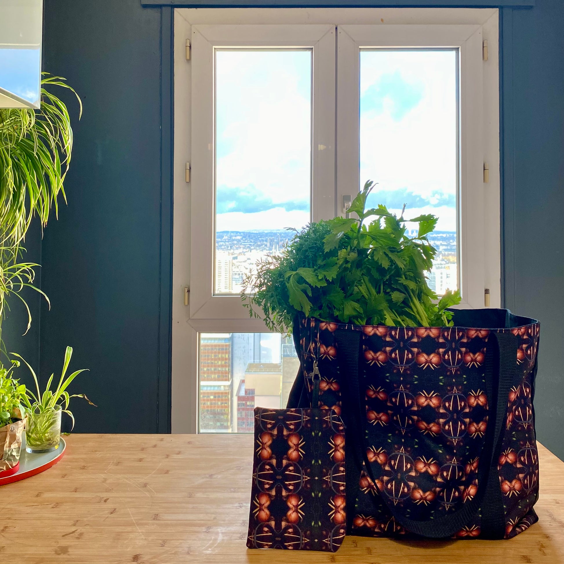 [html] <img src= »grand_cabas-balane-pose-sur-un-plan-de-travail-en-bambou-et-contenant-des-legumes-verts-de-saison-avec-une-pochette-attachee-au-cabas-de-meme-motif-balane-avec-en-arriere-plan-une-fenetre-blanche.jpeg» /> [/html]
