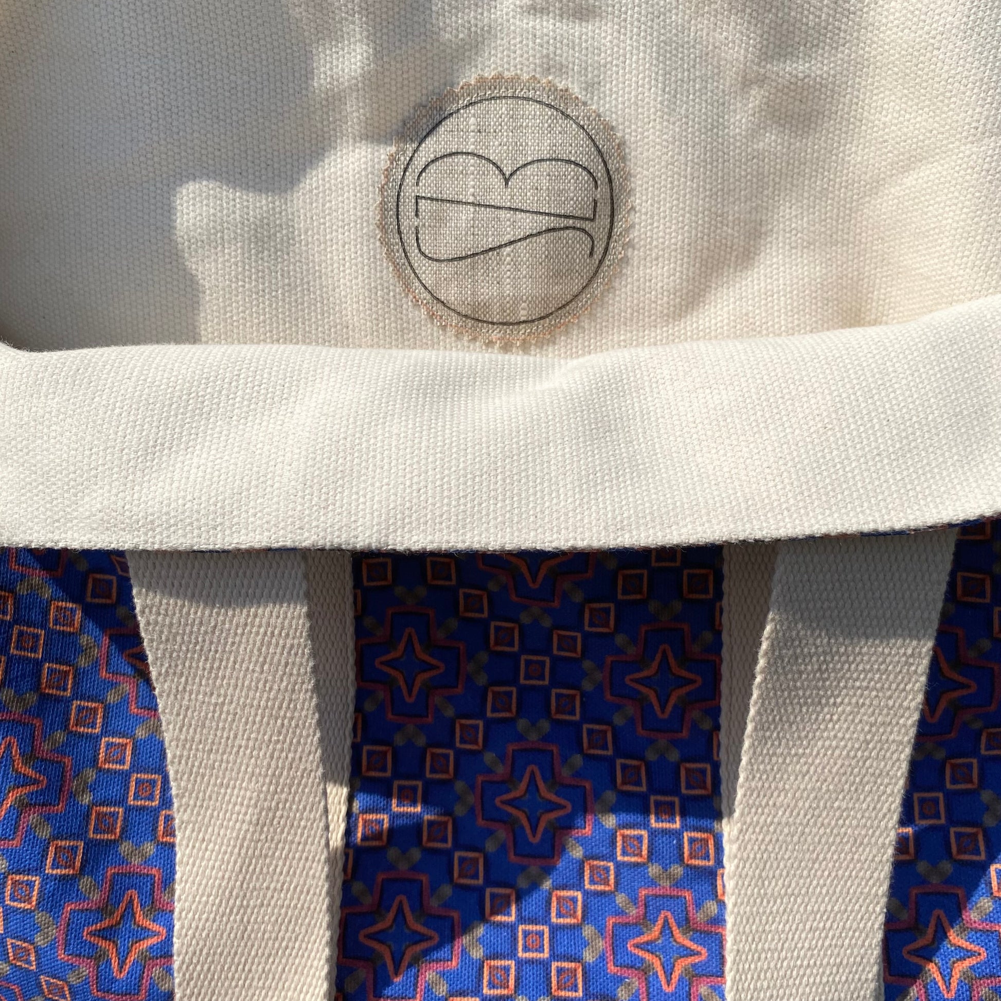 [html] <img src= »zoom-cabas-guildo-interieur-logo-cousu-forme-ronde-sangle-coton-denim-creme-et-exterieur-motif» /> [/html]