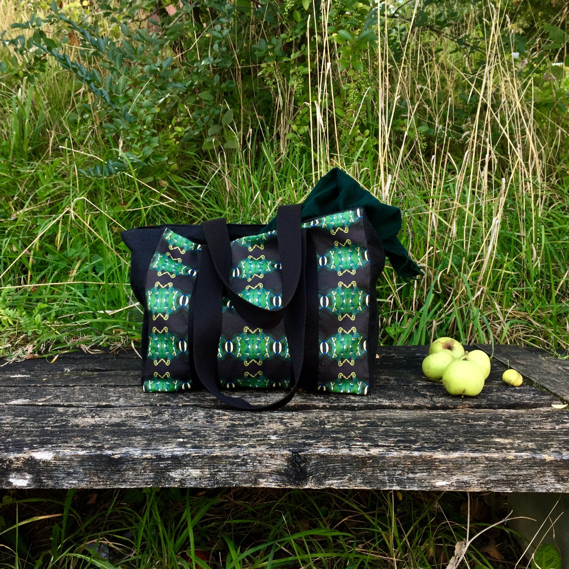 [html] <img src= »cabas-emeraude-cote-exterieur-banc-bois_brut-pommes_jpg » /> [/html]