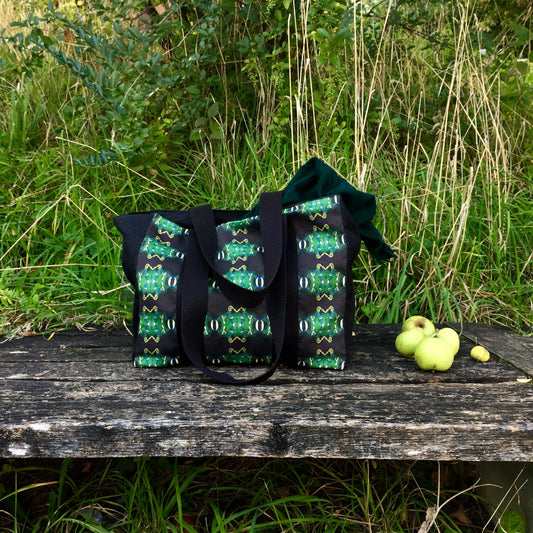 [html] <img src= »cabas-emeraude-cote-exterieur-banc-bois_brut-pommes_jpg » /> [/html]