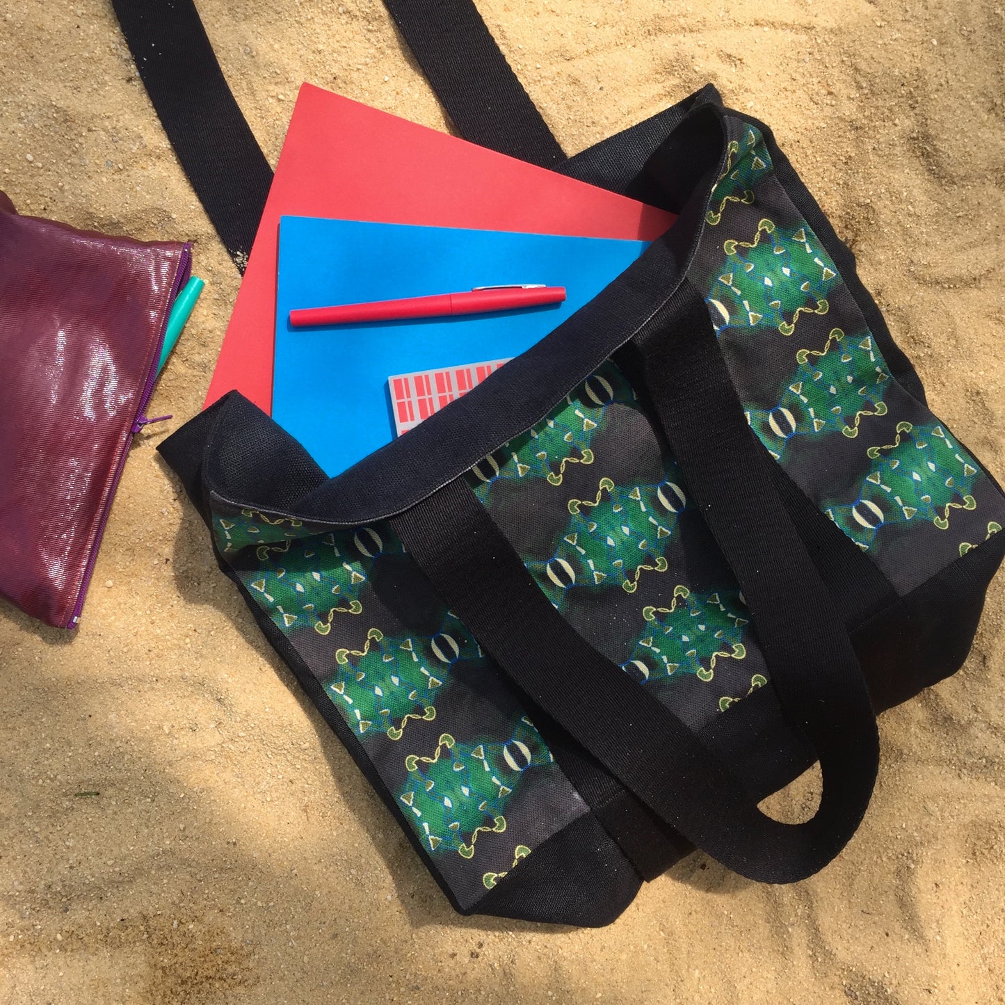 [html] <img src= »cabas-emeraude-presentation-entier-cahiers-ranges-sable_jpg » alt= »cabas émeraude posé sur le sable avec un cahier rouge et un cahier bleu et un feutre rouge à l'intérieur à côté d'une trousse bordeaux  » /> [/html]