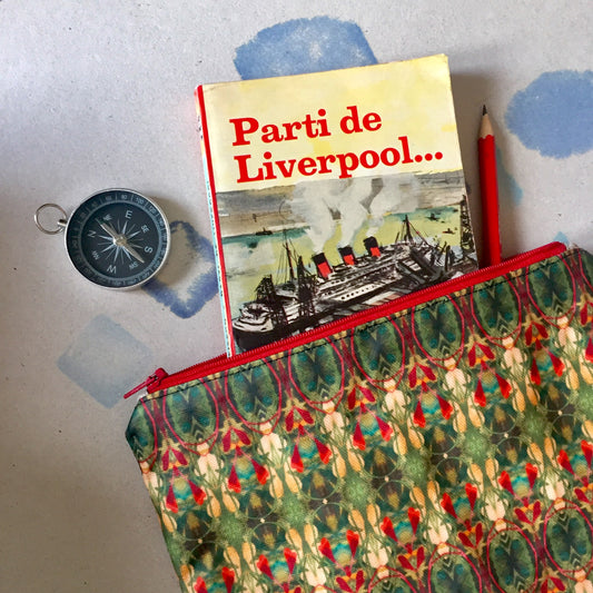 face extérieur de la trousse Horta avec un livre à l'intérieur dont le titres est "Parti de Liverpool..." avec une boussole à côté qui indique le nord_nor-est" alt="